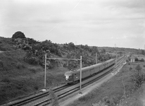 150903 Afbeelding van een electrisch treinstel mat. 1946 van de N.S. ter hoogte van Schin op Geul.